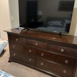 Dresser And 2 Nightstands 