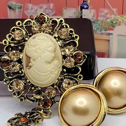  CARVED CAMEO SET OF BROOCH & EARRINGS
 CARVED CAMEO SET OF 2 ITEMS, VERY BEAUTIFUL SET OF  CRYSTAL BROOCH 3"INCHES LONG & EARRINGS  #1128
