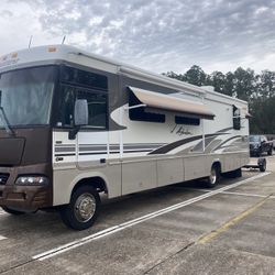 2003 Winnebago Adventurer 35U