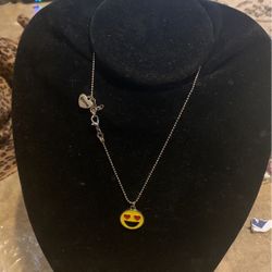 Heart Eyes Smiley Face Necklace 