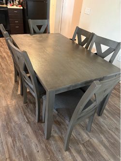 Dining Room Table and 6 chairs