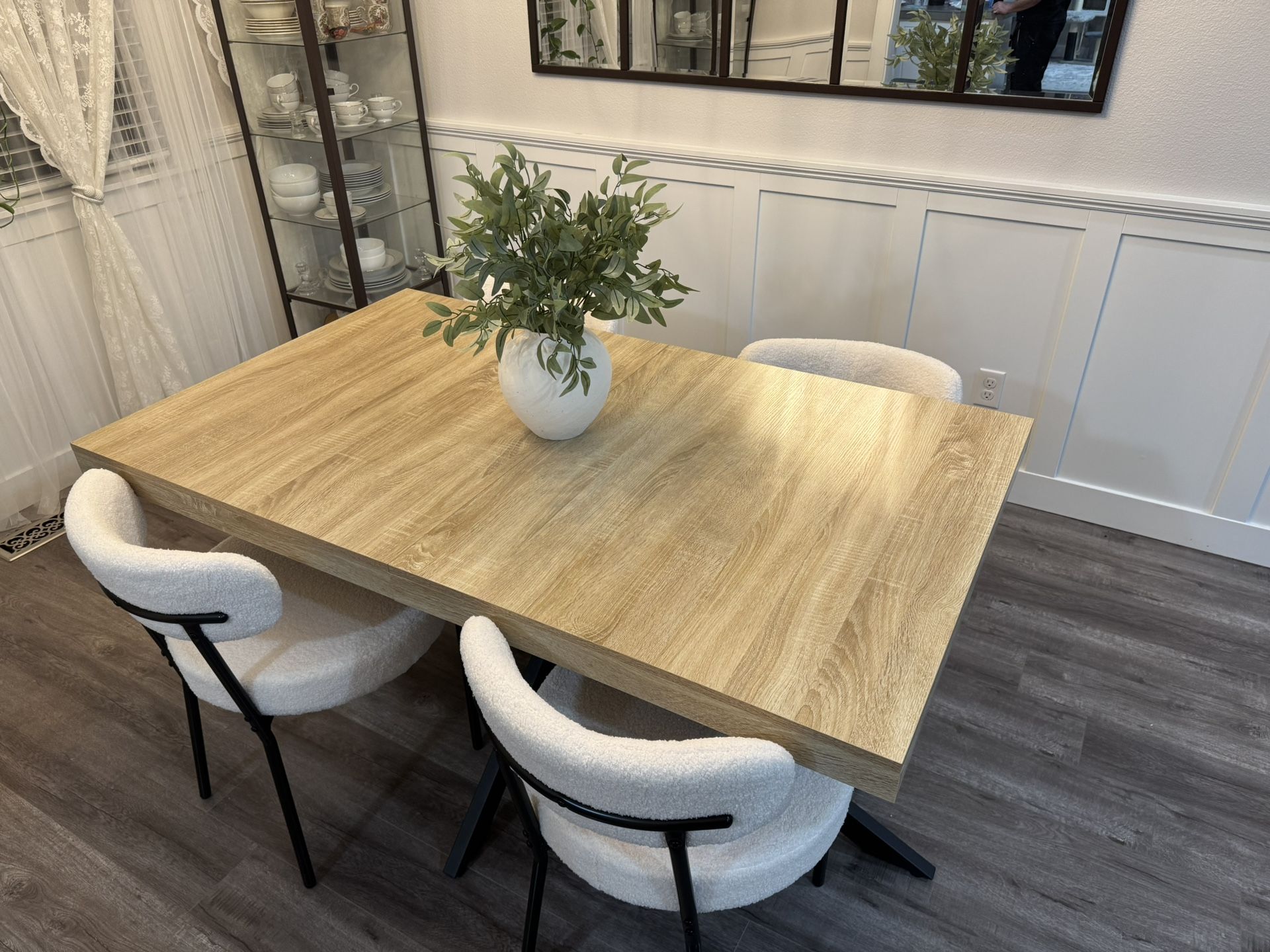 NEW Dinning Table And 4 Chairs