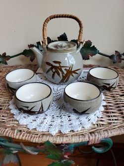 Cute teapot and 4 cup set.