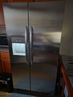 Frigidaire 36"x26" side-by-side refridgerator