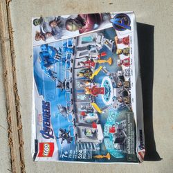 LEGO Marvel Avengers Iron Man Hall of Armor (set 76125). 