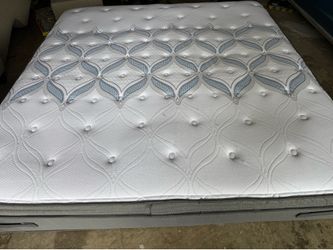 King Size Mattress - Sealy Posturepedic Plus charter pointe - like new