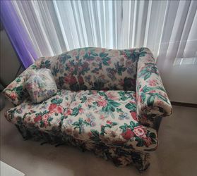 🌸 Traditional Floral Loveseat with Matching Pillows