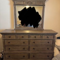Dresser With Mirror 