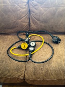 Scuba dive regulator with Octo and gauge console