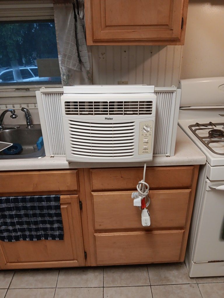 HAIER ( 5,100 ) BTU AIR CONDITIONER IN LIKE BRAND NEW CONDITION