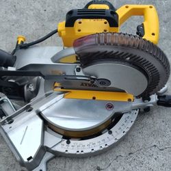 DEWALT SAW