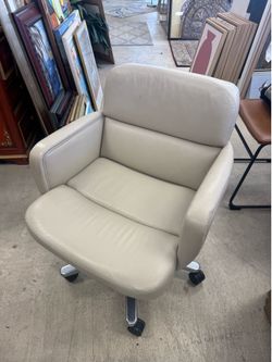 Highend leather office chair with casters