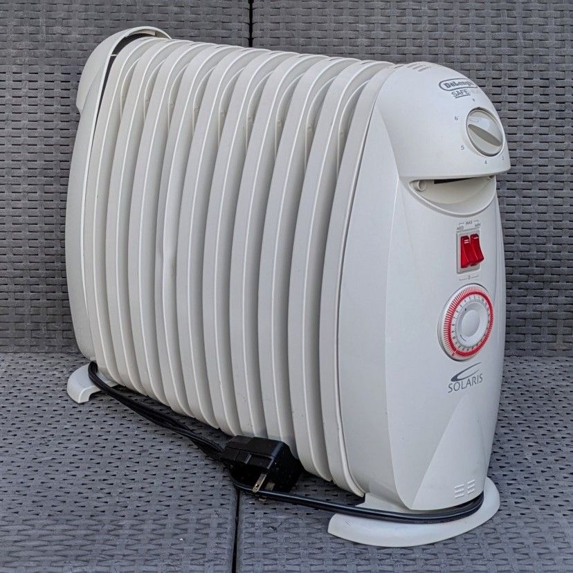 Delonghi Solaris SafeHeat 1500W oil filled 8 fin portable radiator space heater