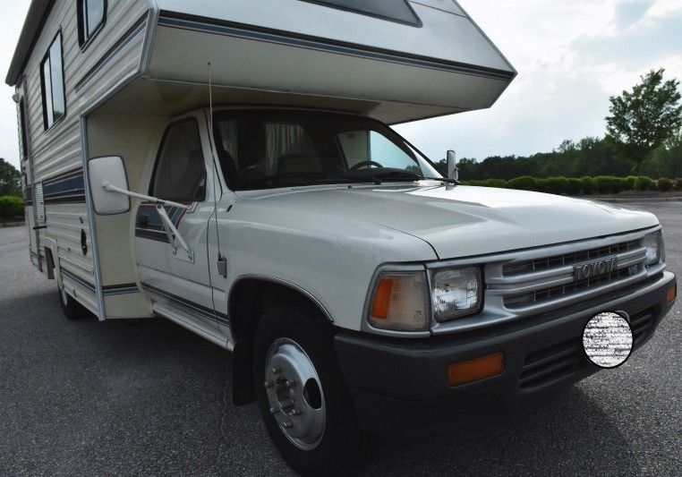 Photo Length 21 Sleep Capacity 6 Clean RV Toyota !!