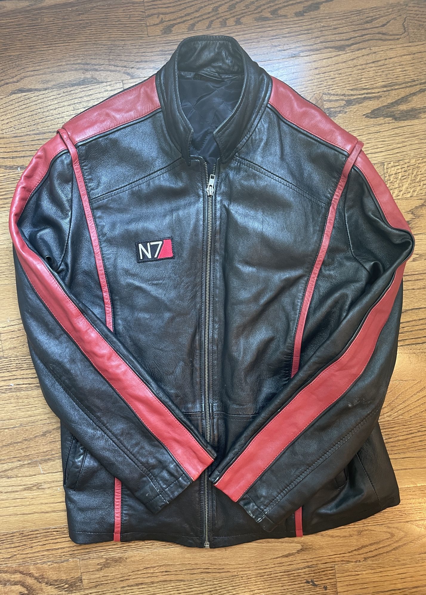 Mass Effect 3 N7 Commander Shepard Leather Men's Jacket- Medium. Condition is pre owned and shows some signs of wear from usage and overall is in soli