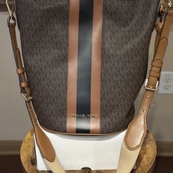 Michael Kors Brown Leather Purse / Exterior & Interior Great Condition