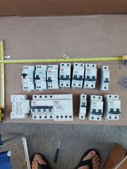 Lot of 12 circuit brks