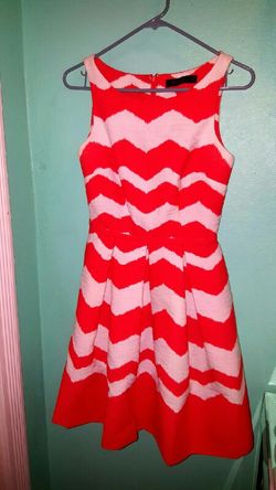 Pretty summer dress..size 0..fits like size 3 or 4...like new