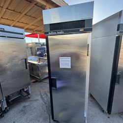 Monitowoc New single-door refrigerator in perfect condition. Its temperature is 30/35. If you are interested, send me a message