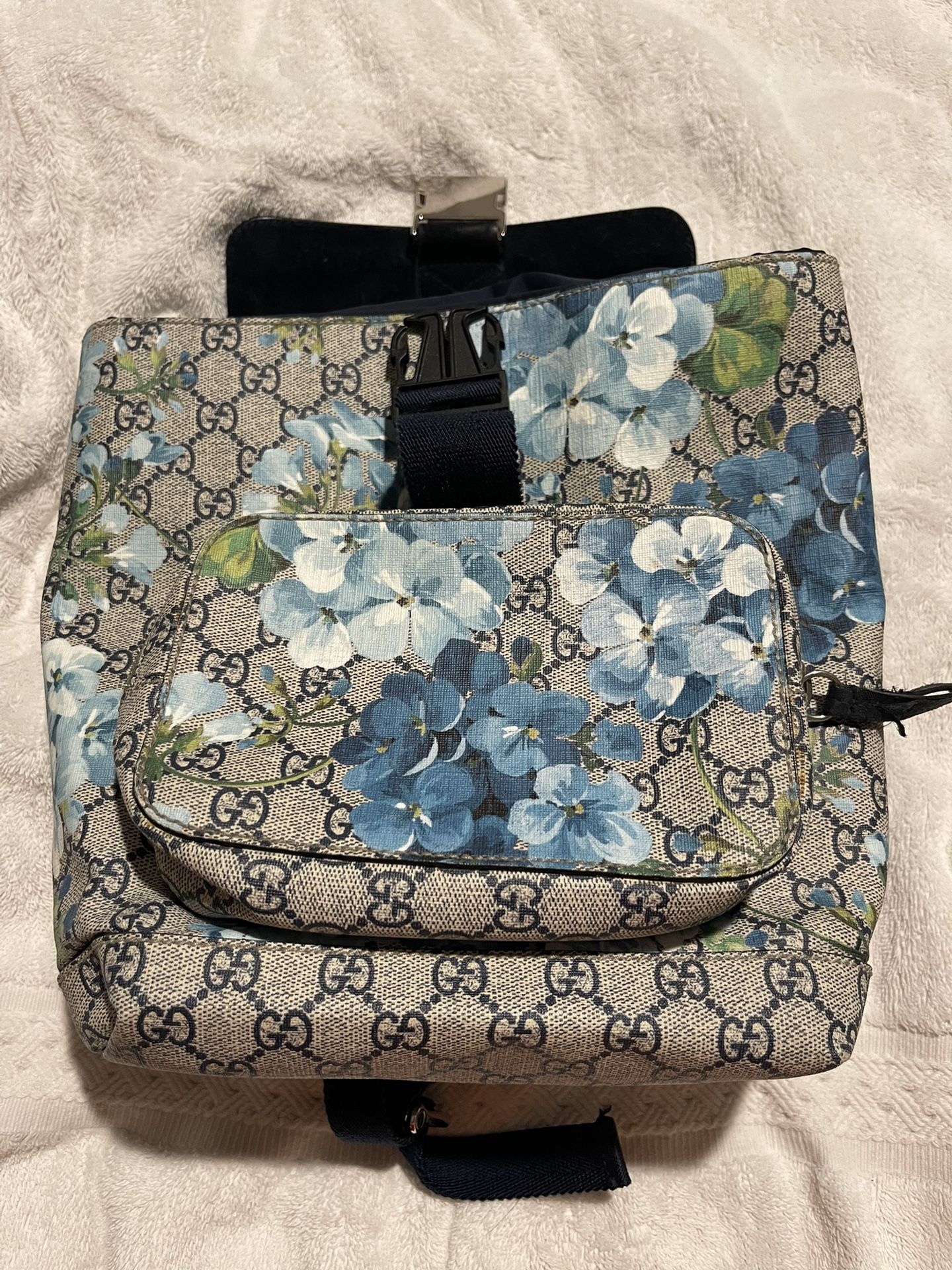 GUCCI GG Supreme Monogram Blooms Small Day Backpack Blue