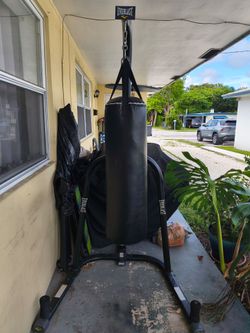 Everlast Dual Station Heavy Bag Stand and speed bag