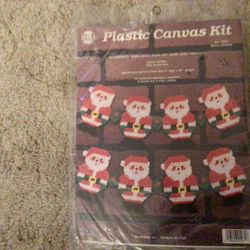 PLASTIC NEEDLEPOINT SANTA GARLAND ALL INCLUSIVE KIT