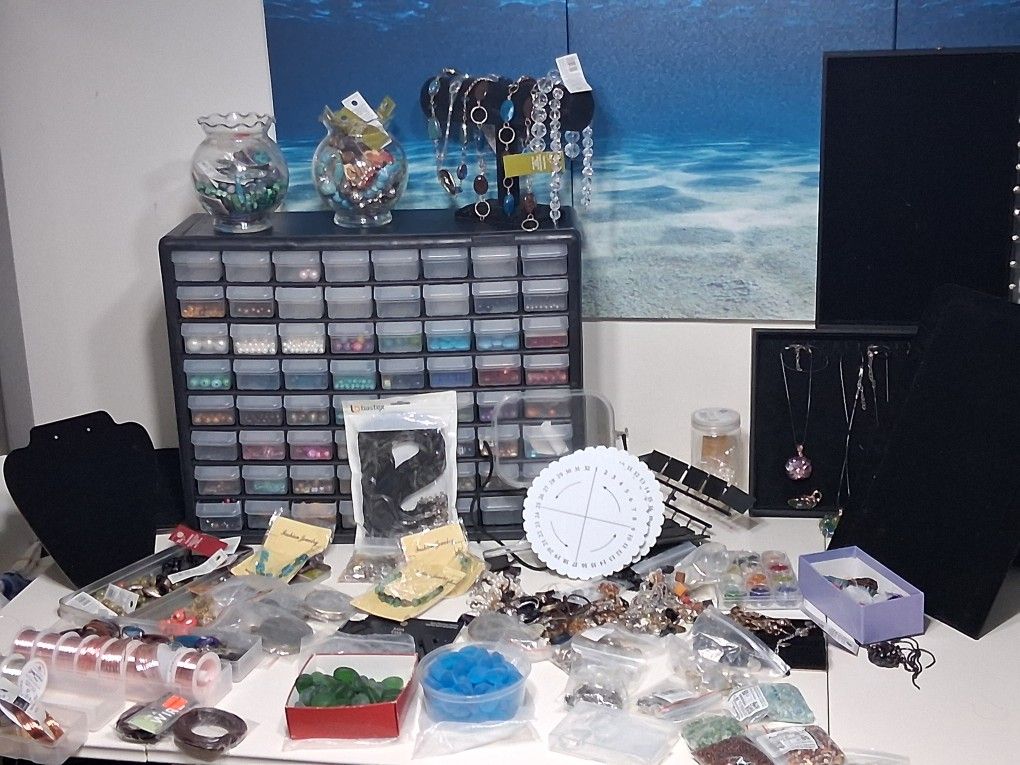 Jewerly Making Beads, Wire And More. Multi Drawer Organizer. 8 Acrylic DIisplay And 4 Black Velvet Displays. See Pictures