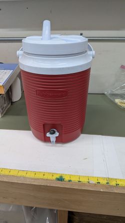 Rubbermaid 2 gallon Cooler