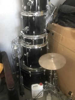 Full drum set.... good beginner set