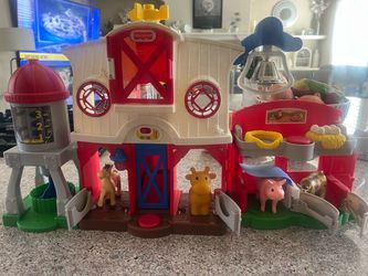 FISHER PRICE BARNYARD WITH 4 FIGURES - SINGS AND LIGHTS UP
