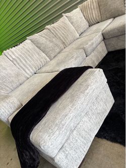 Nice sectional sofa couch (DELIVERY AVAILABLE)