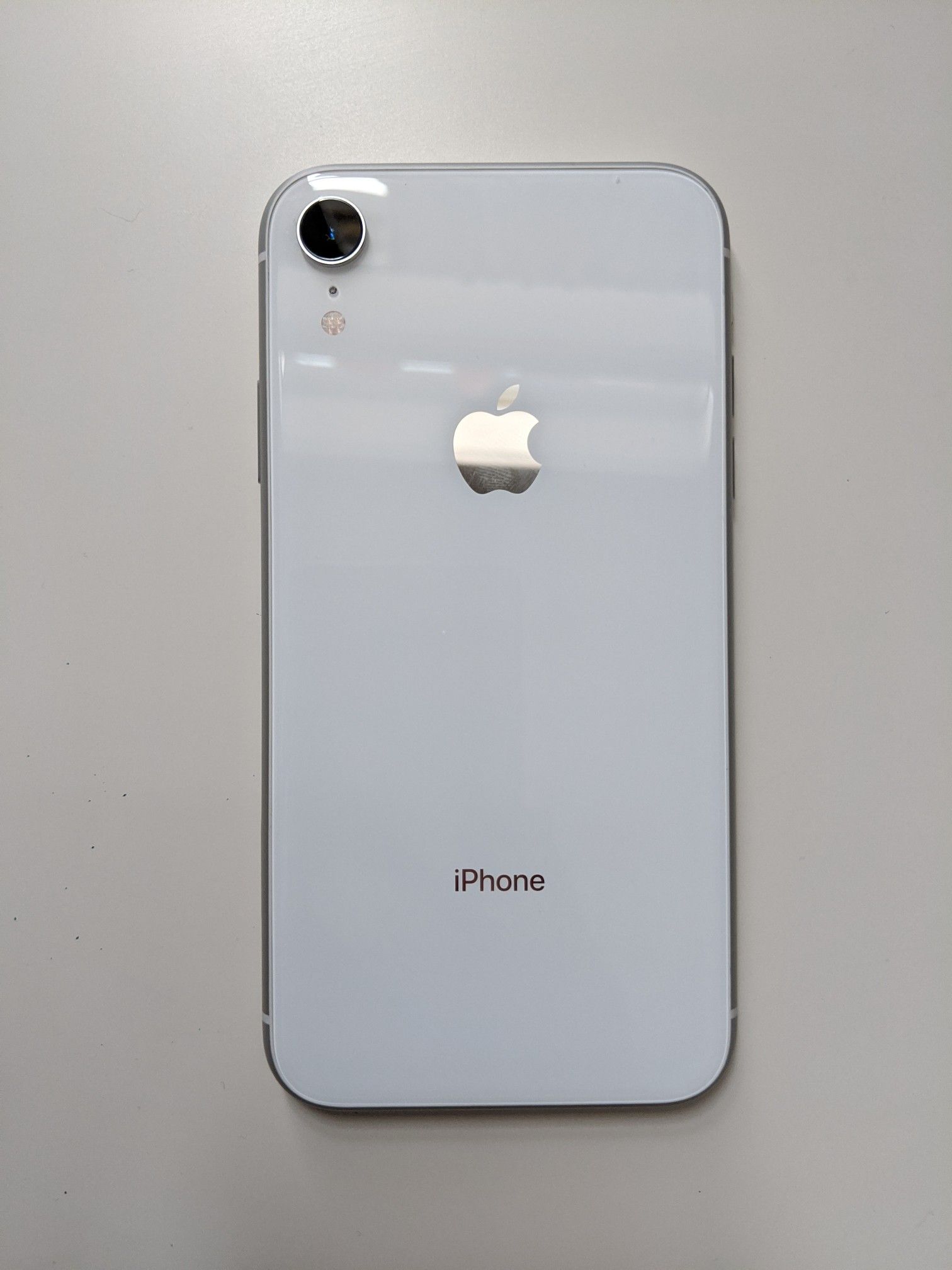 iPhone XR, practically new, no cosmetic damage