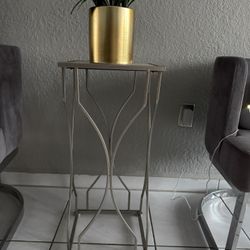 Silver Metal End Table/ Mesita de Esquina O Centro 