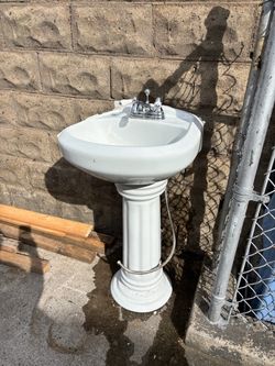 Pedestal sink with fluted leg 4" centerset faucet included