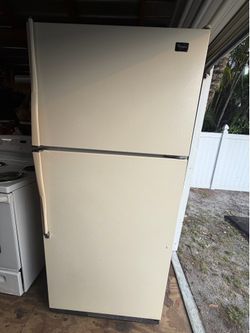 Refrigerator in great conditions  30 x 68