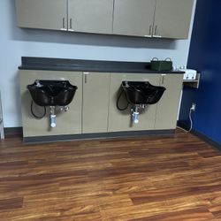 Salon Mirrors And Hair Sinks