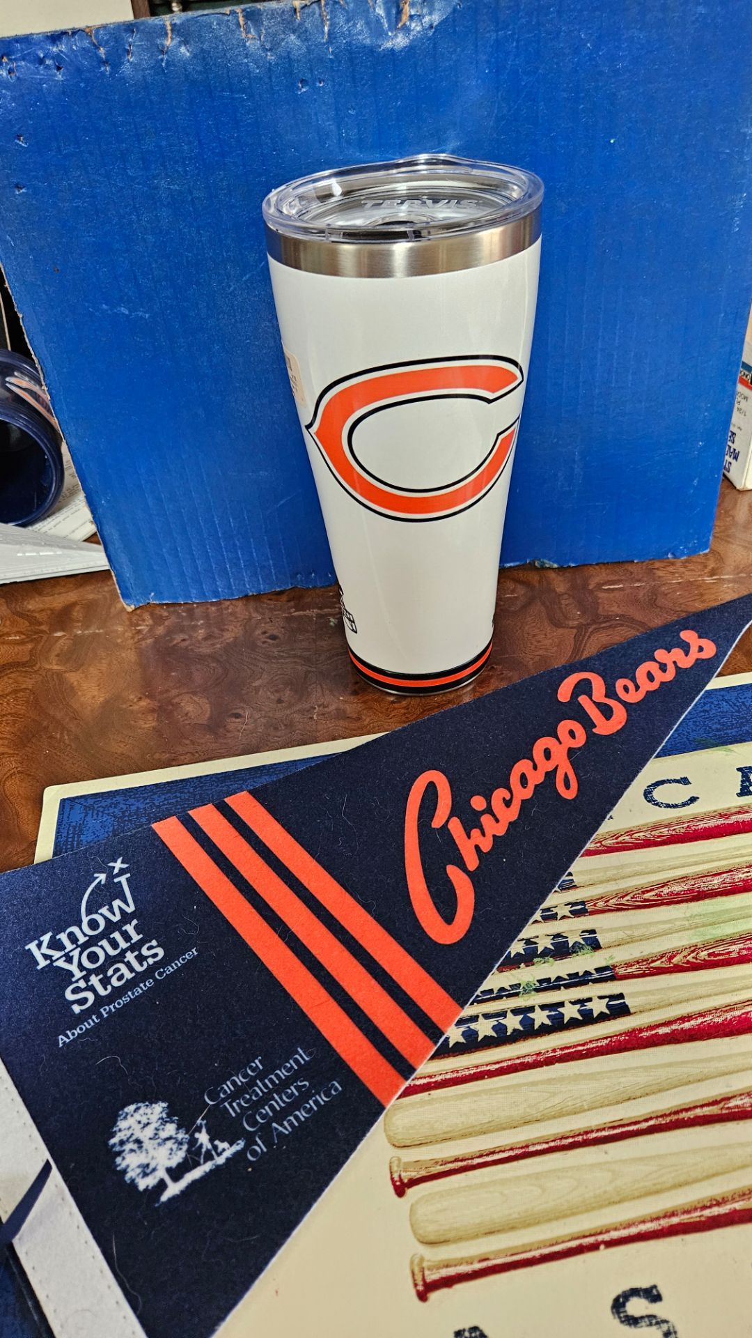 CHICAGO BEARS, NEW, 30oz STAINLESS STEEL TUMBLER FROM TERVIS WITH LID INCLUDED WITH MINI BEAR PENNANT, FIRM.