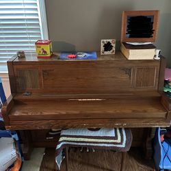 Everett Upright Piano (FREE!)