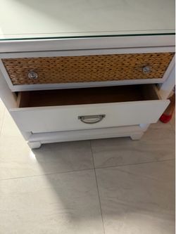 Cama twin con los rieles y mesa de noche de 3 Gabetas y Cristal para protection.