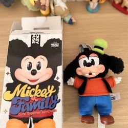 BRAND NEW Mickey Family - GOOFY