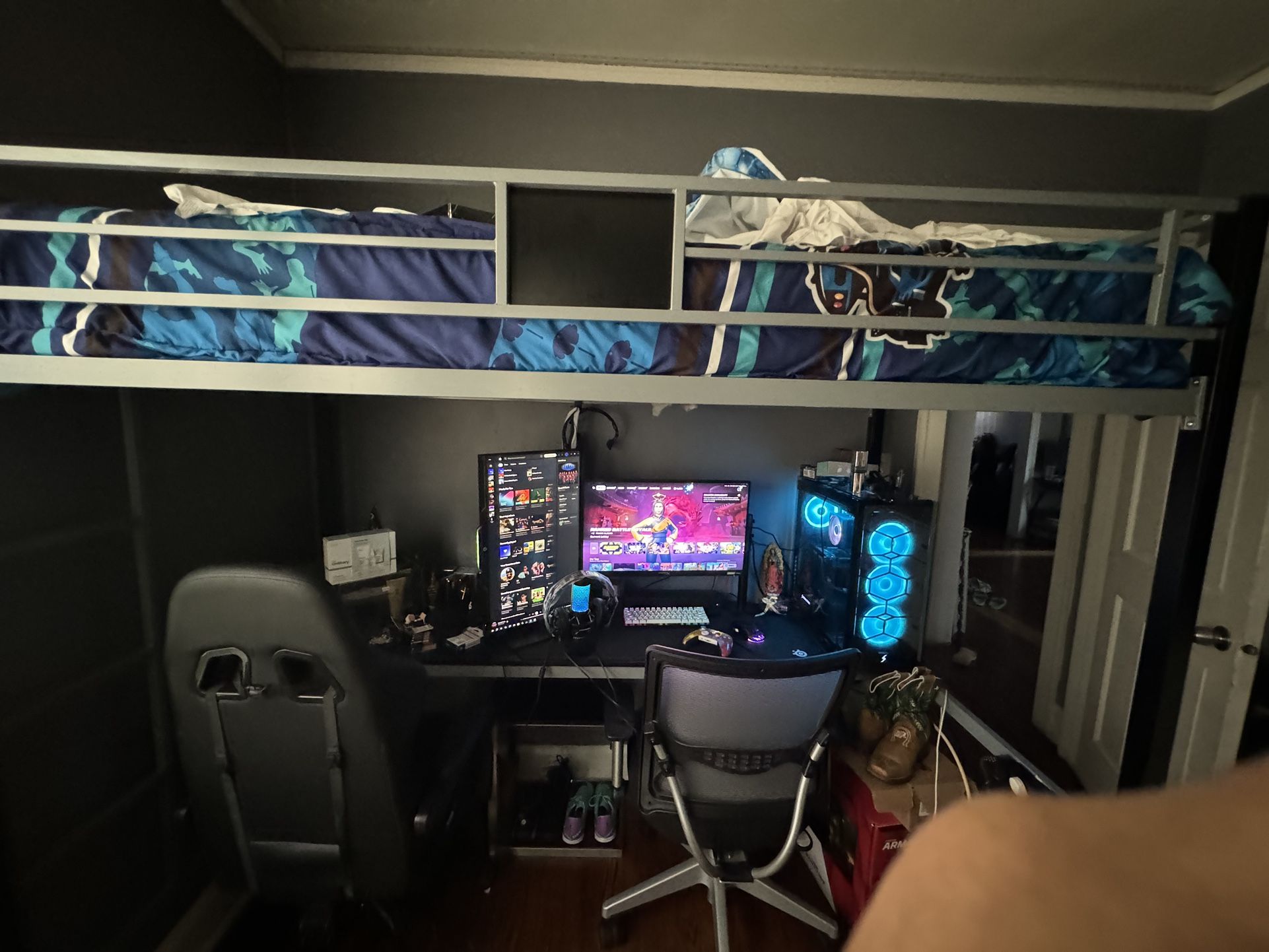 Bunk bed/loft bed with desk under (look at description)