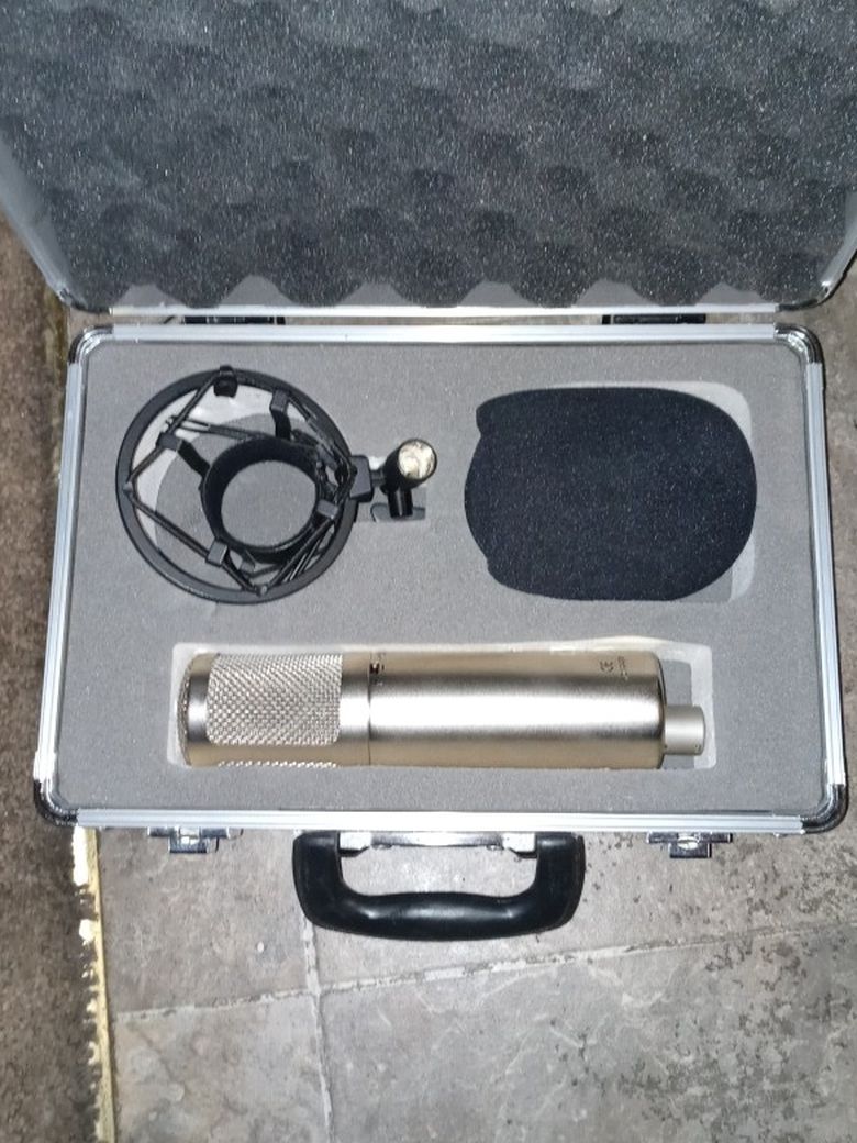 studio projects professional microphone with case and accessories