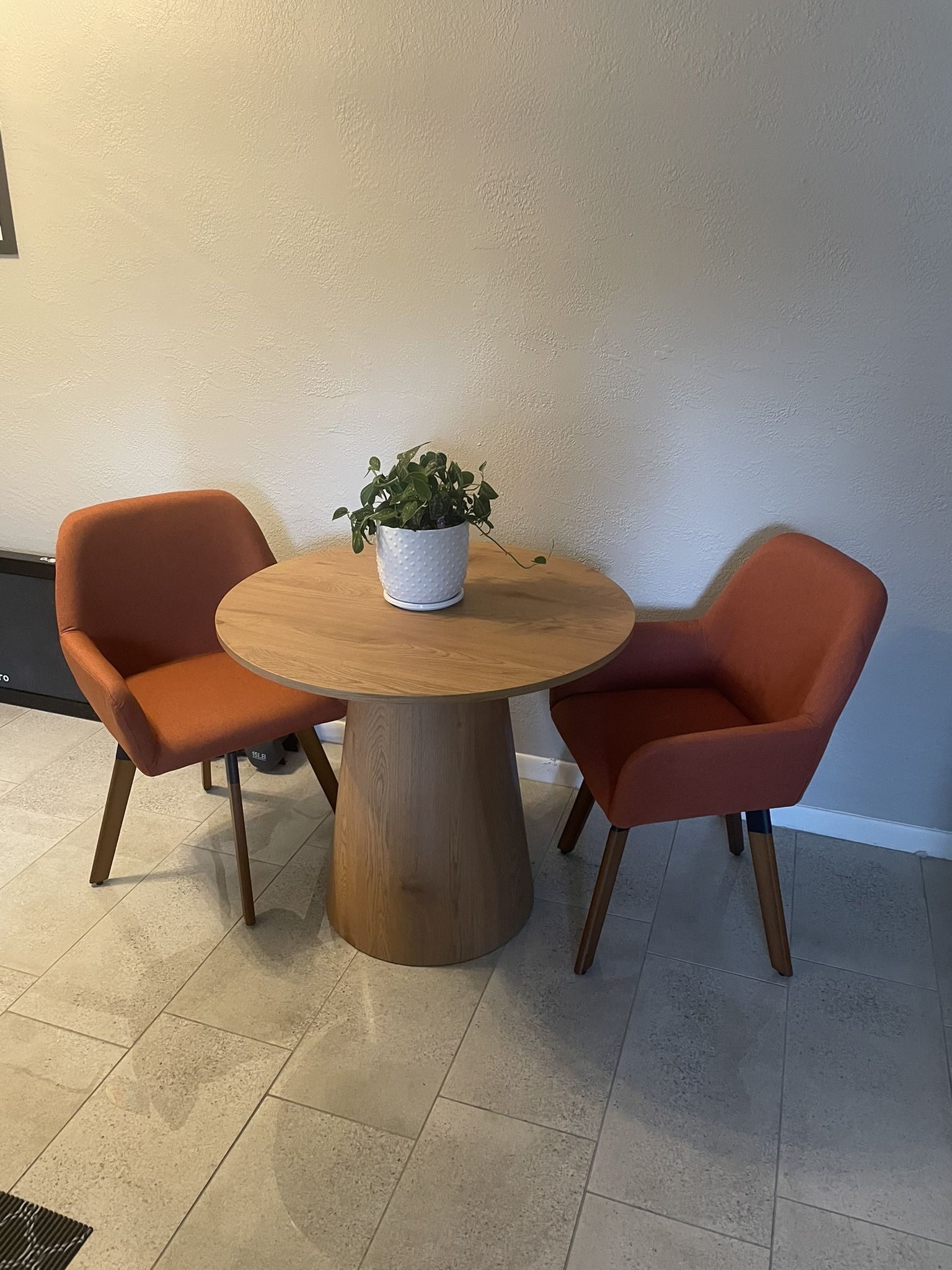 35” Round Table & Linen Chairs 