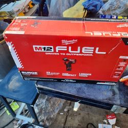 Milwaukee

M12 FUEL SURGE 12V Lithium-Ion Brushless Cordless 1/4 in. Hex Impact Driver Compact Kit w/Two 2.0Ah Batteries, Bag

STORE PRICE 179$