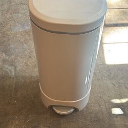Munchkin diaper pail