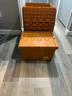 Plastic totes with lids
