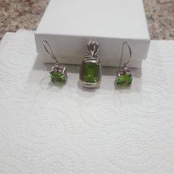 Pendant Green Stone And Earrings