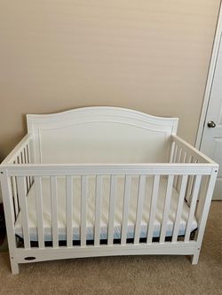 White Graco baby crib