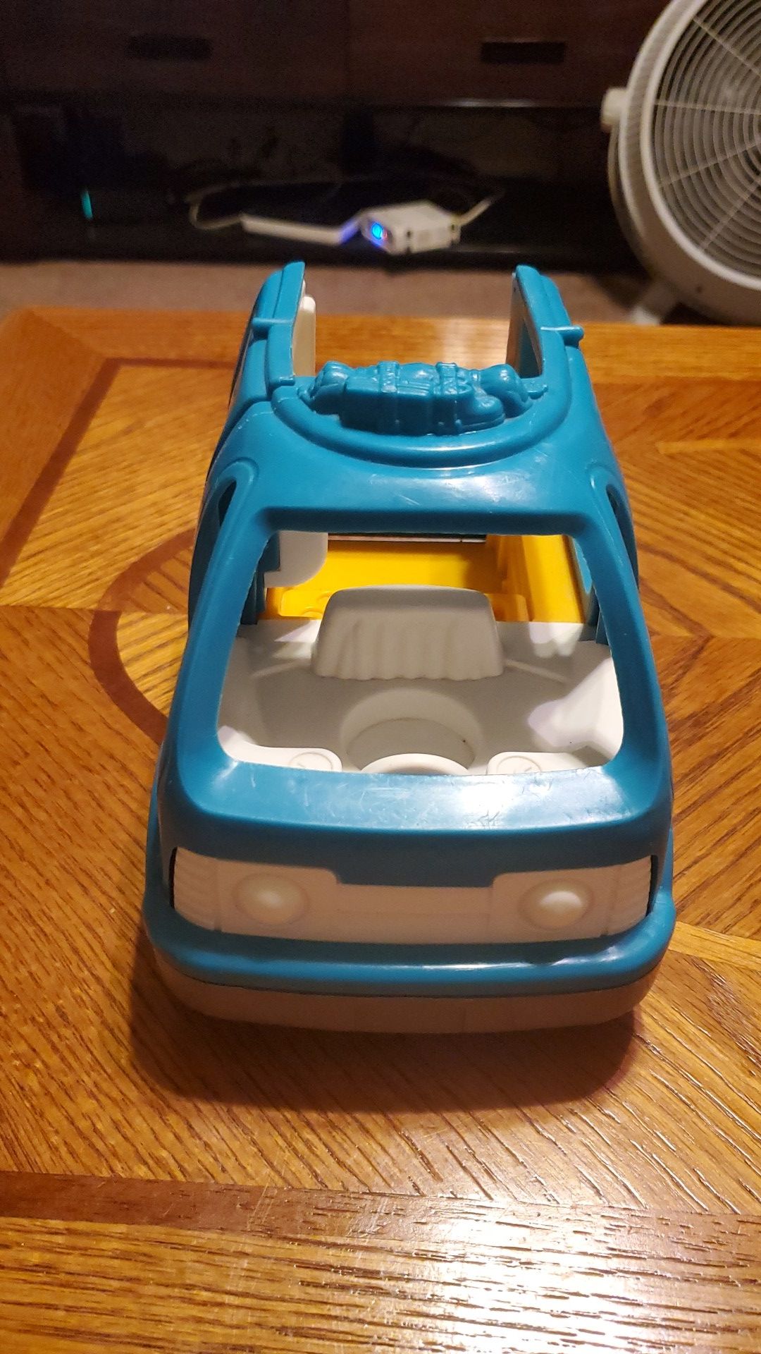 Vintage FISHER PRICE 1995 LITTLE PEOPLE CAMPER VAN VEHICLE