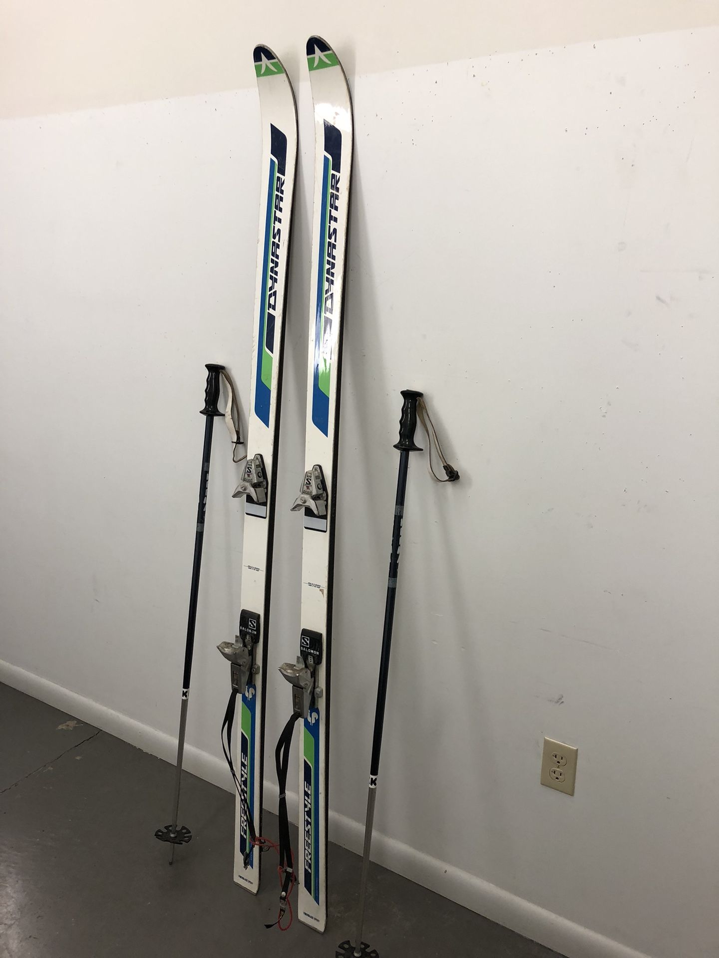 Dynastar 190 cm Skis with Salomon Bindings and Kerma 125 cm Ski poles